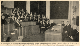 98467 Afbeelding van de genodigden tijdens het tweede Nederlands Tandheelkundig Congres, onder leiding van Joh. E. ...